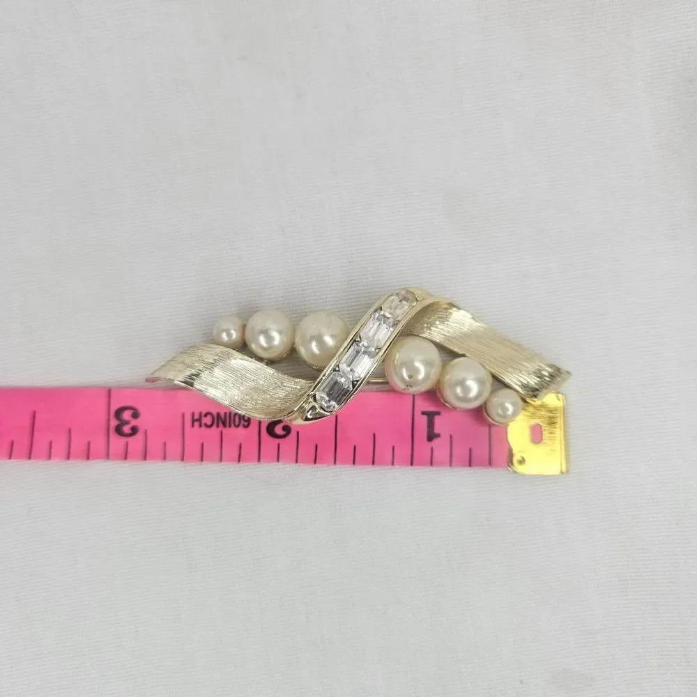 Lisner Vintage Faux Pearl and Rhinestone Gold Wave Brooch 1970s GUC 3